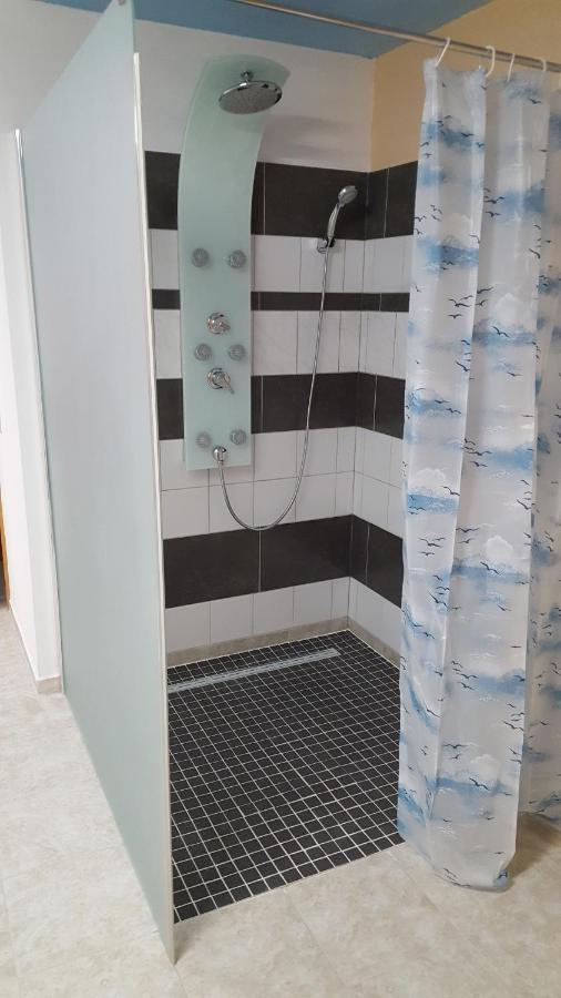 Barrierefreies Zimmer Im Blockhaus Mit Sauna Am See Soyen Exterior photo